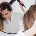 Hitze und Coloration – Wie Glätteisen und Föhn deine Haarfarbe ruinieren