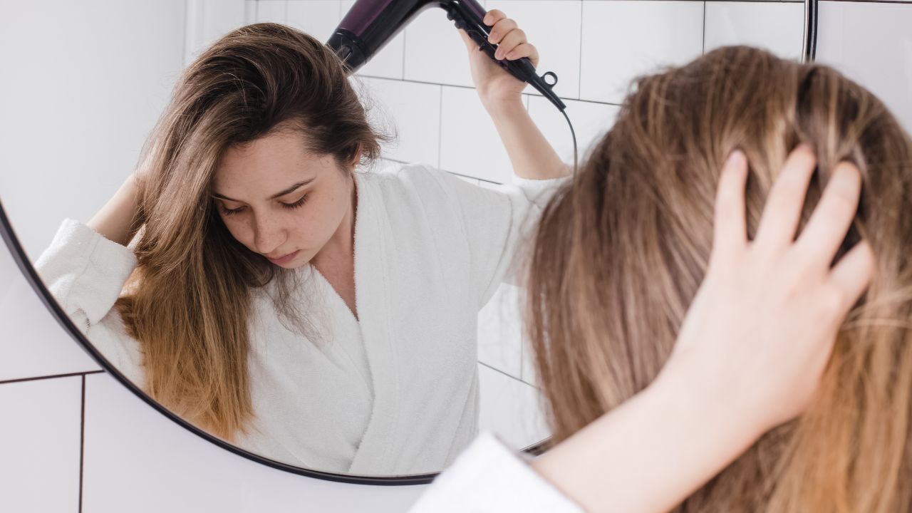 Hitze und Coloration – Wie Glätteisen und Föhn deine Haarfarbe ruinieren